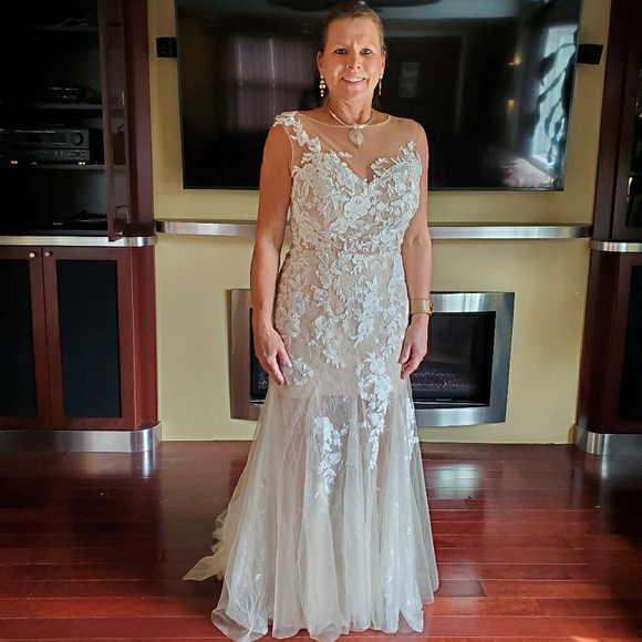 Dresses & Skirts - Wedding Dress